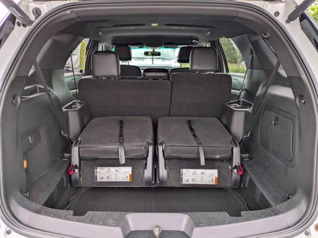 2017 Oxford White Ford Explorer XLT FWD SUV