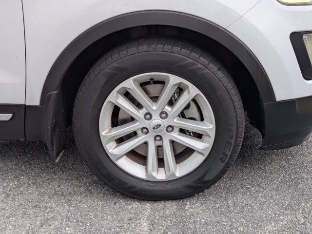 2017 Oxford White Ford Explorer XLT FWD SUV