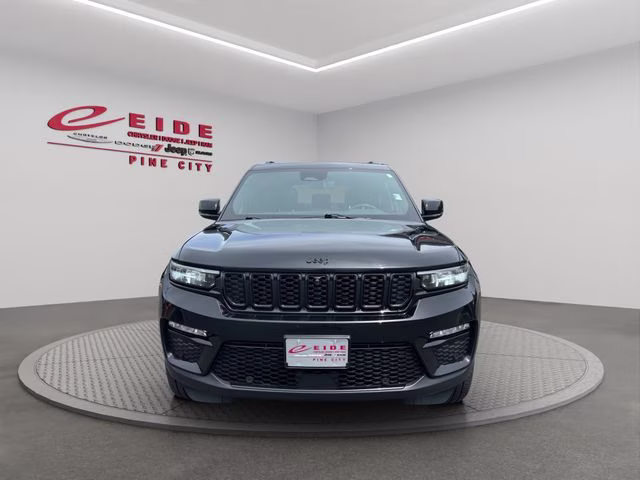 2024 Diamond Black Crystal Pearlcoat Jeep Grand Cherokee Limited 4X4 SUV