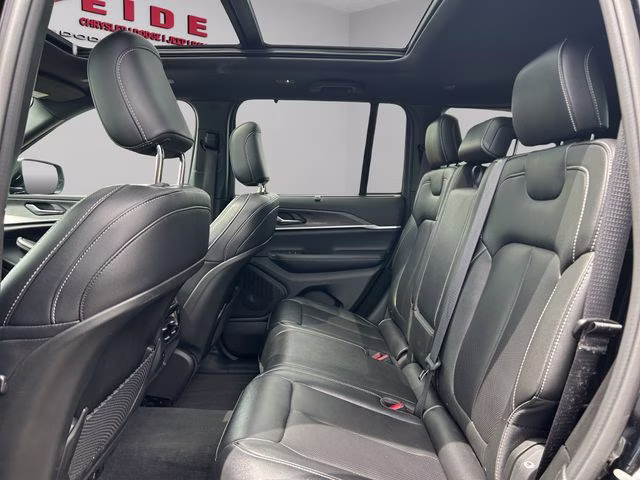 2024 Diamond Black Crystal Pearlcoat Jeep Grand Cherokee Limited 4X4 SUV
