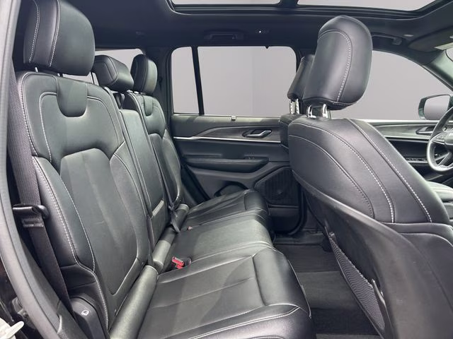 2024 Diamond Black Crystal Pearlcoat Jeep Grand Cherokee Limited 4X4 SUV