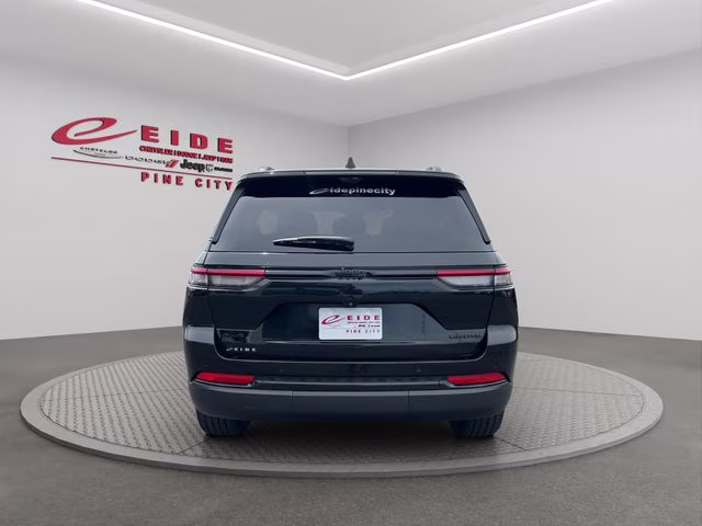 2024 Diamond Black Crystal Pearlcoat Jeep Grand Cherokee Limited 4X4 SUV