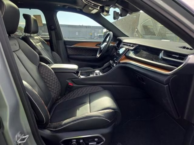 2022 Silver Zynith Jeep Grand Cherokee Summit Reserve 4xe 4X4 SUV