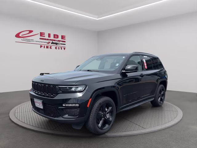 2024 Diamond Black Crystal Pearlcoat Jeep Grand Cherokee Limited 4X4 SUV