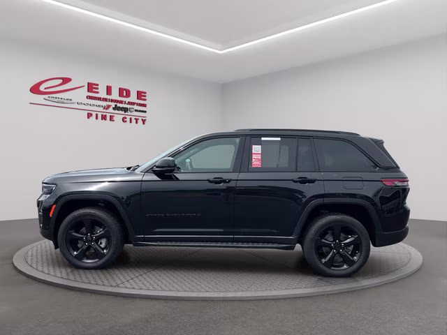 2024 Diamond Black Crystal Pearlcoat Jeep Grand Cherokee Limited 4X4 SUV