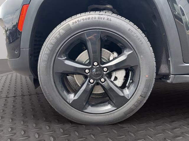 2024 Diamond Black Crystal Pearlcoat Jeep Grand Cherokee Limited 4X4 SUV