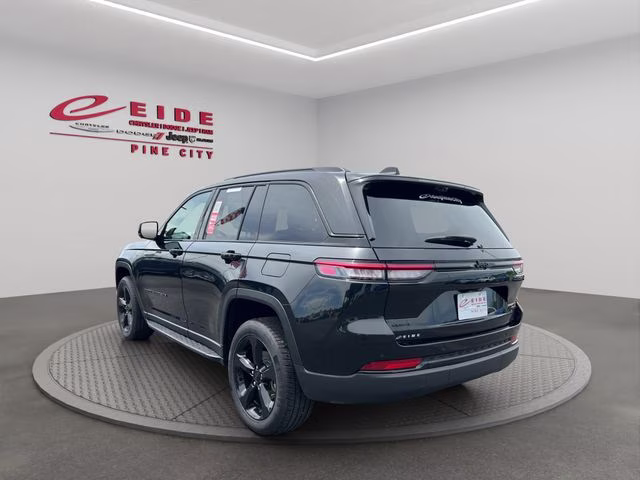 2024 Diamond Black Crystal Pearlcoat Jeep Grand Cherokee Limited 4X4 SUV