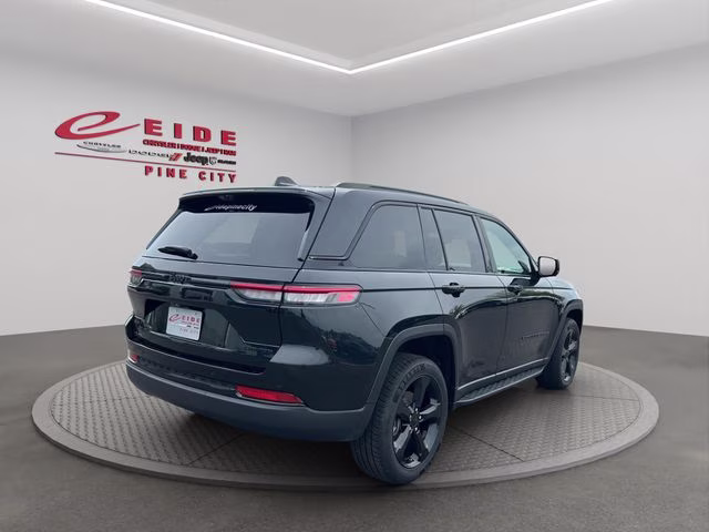2024 Diamond Black Crystal Pearlcoat Jeep Grand Cherokee Limited 4X4 SUV