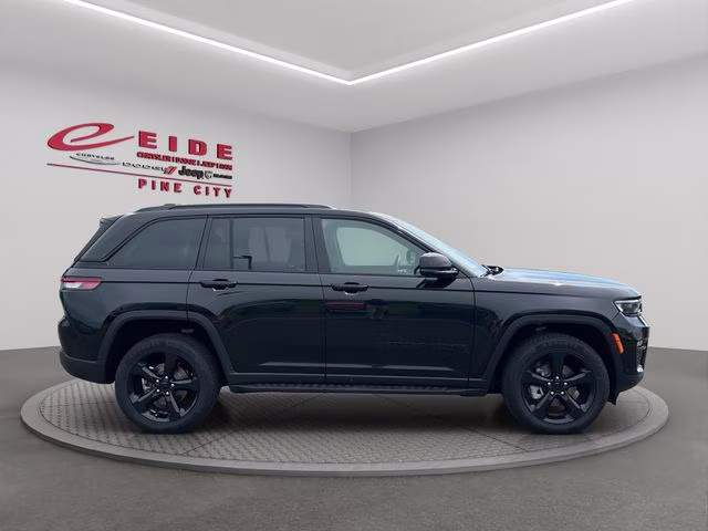 2024 Diamond Black Crystal Pearlcoat Jeep Grand Cherokee Limited 4X4 SUV