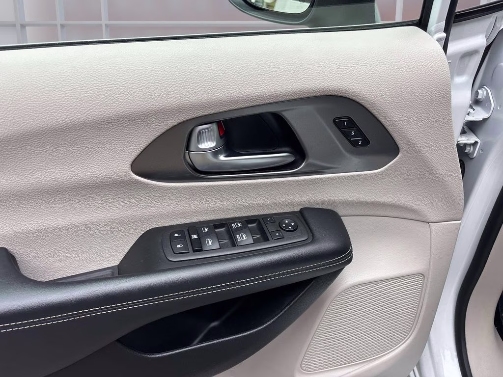 2023 Bright White Clearcoat Chrysler Pacifica Touring L FWD Van