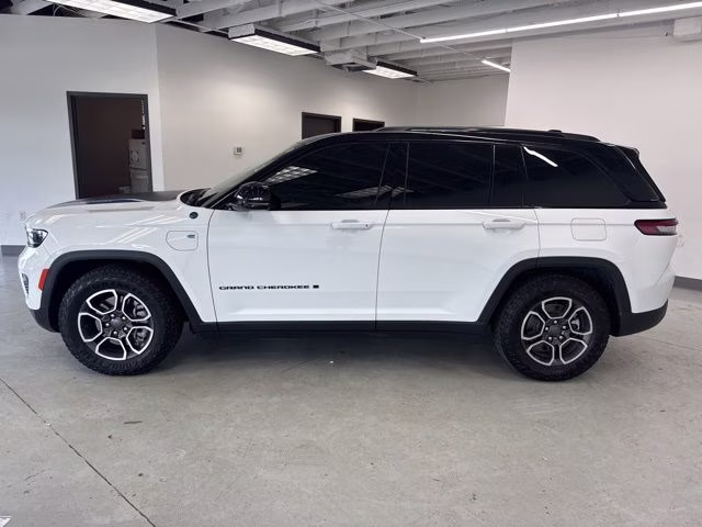 2022 Bright White Clearcoat Jeep Grand Cherokee Trailhawk 4xe 4X4 SUV