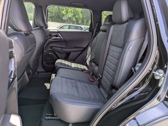 2026 Black Diamond Mitsubishi Outlander LE FWD SUV