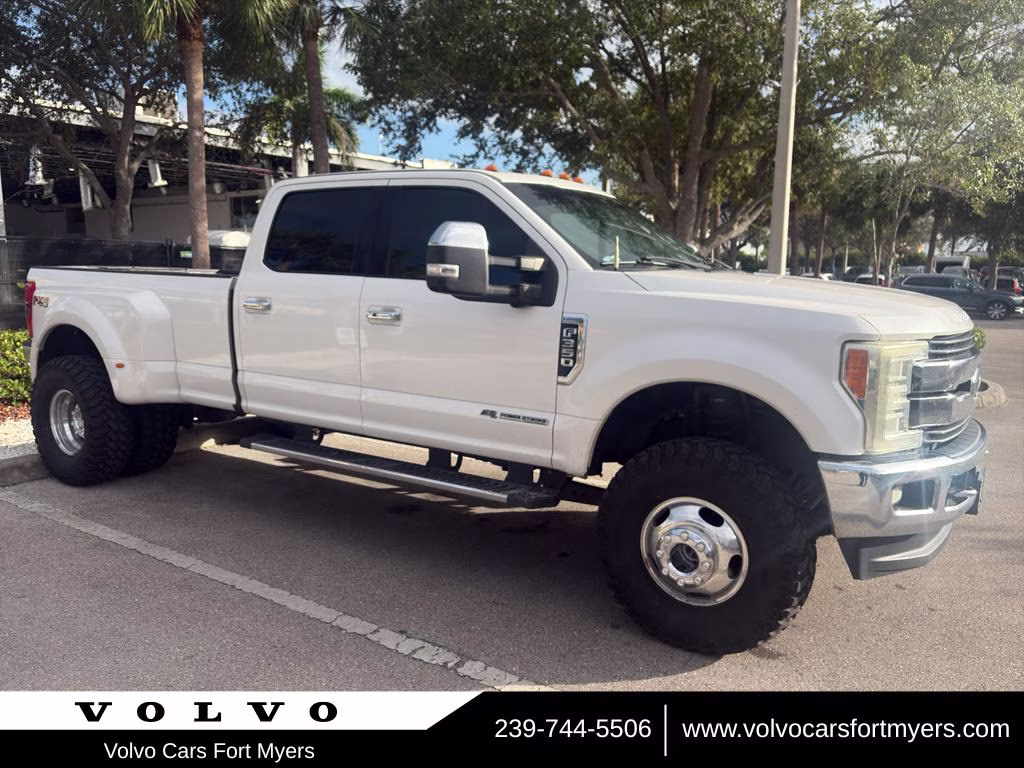 2017 White Platinum Metallic Tri-Coat Ford Super Duty F-350 DRW Lariat 4X4 Truck