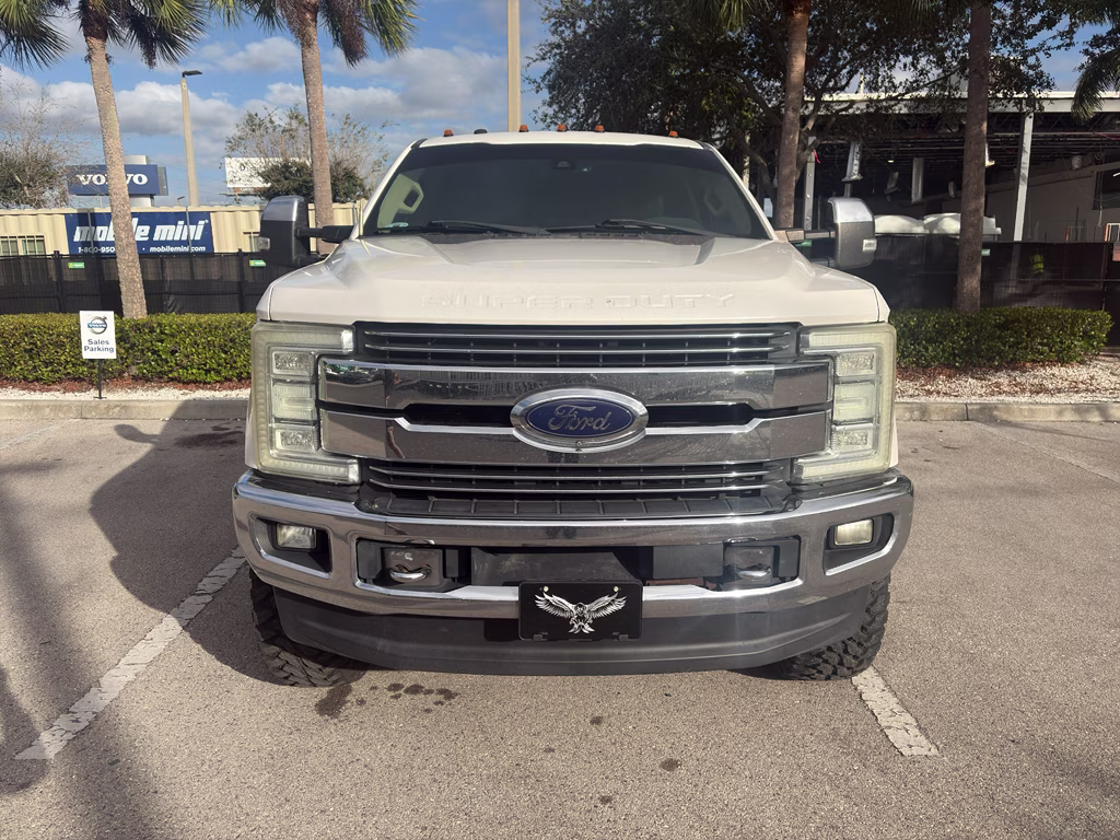 2017 White Platinum Metallic Tri-Coat Ford Super Duty F-350 DRW Lariat 4X4 Truck