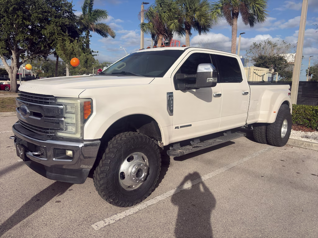 2017 White Platinum Metallic Tri-Coat Ford Super Duty F-350 DRW Lariat 4X4 Truck