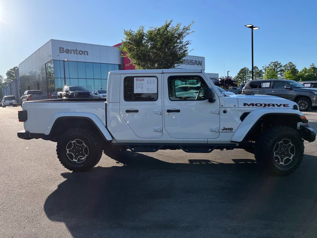 2022 Bright White Clearcoat Jeep Gladiator Mojave 4X4 Truck