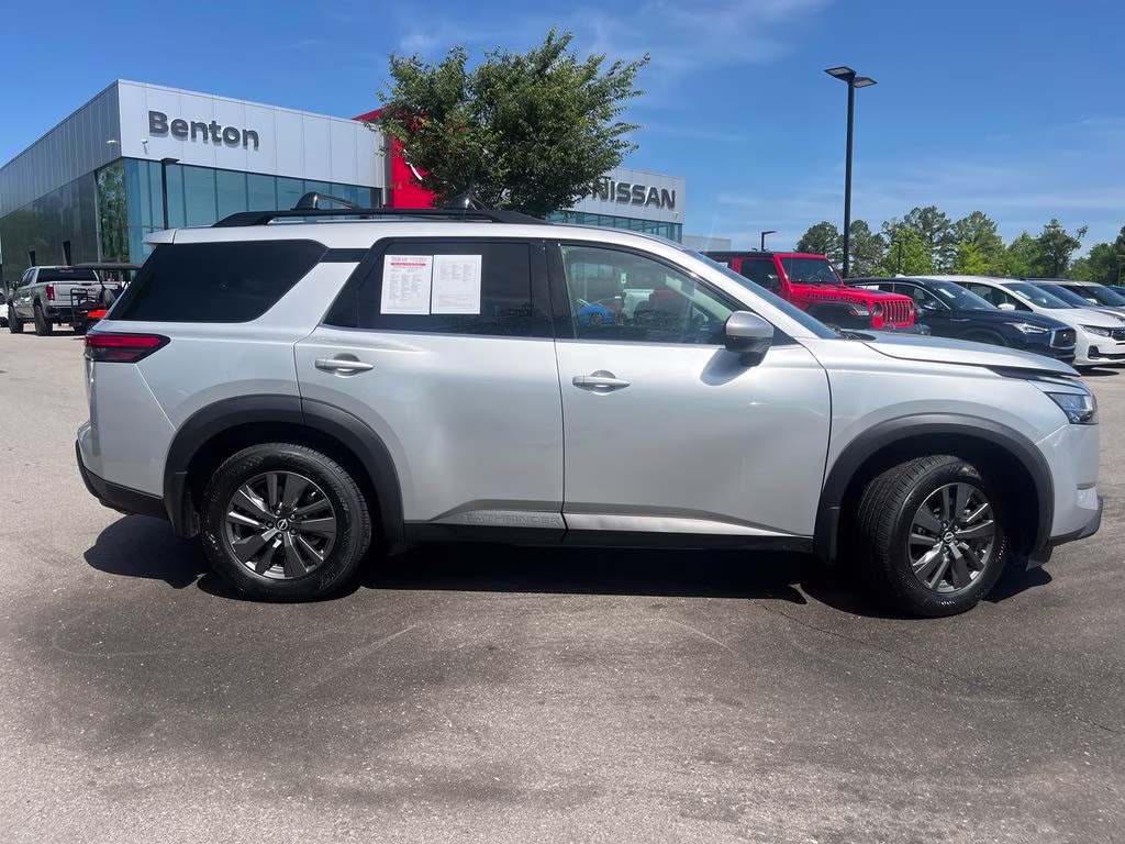 2022 Brilliant Silver Metallic Nissan Pathfinder SV FWD SUV