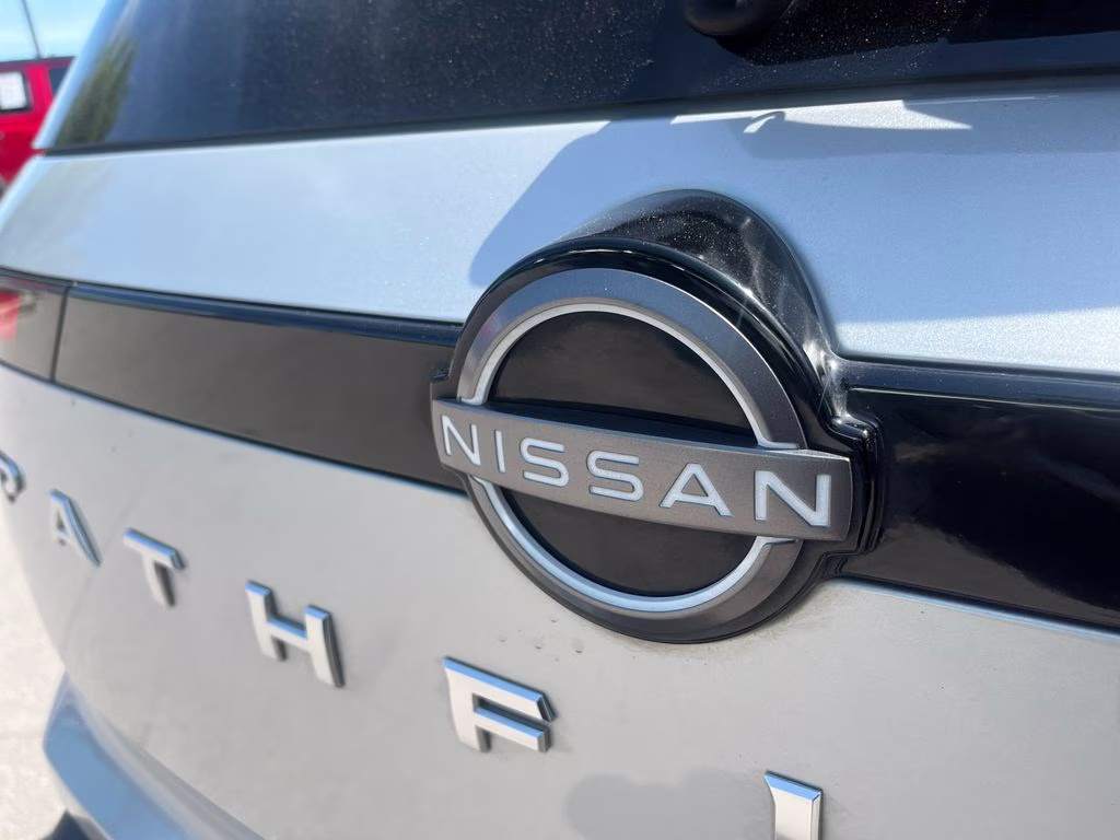2022 Brilliant Silver Metallic Nissan Pathfinder SV FWD SUV