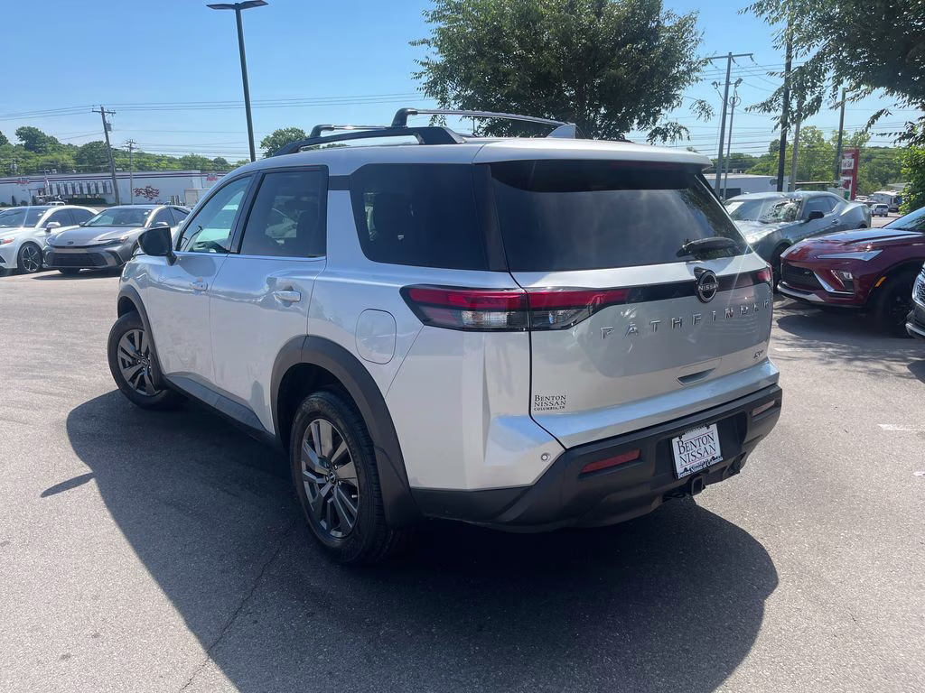 2022 Brilliant Silver Metallic Nissan Pathfinder SV FWD SUV