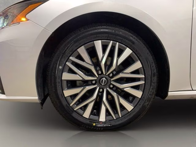2024 Brilliant Silver Metallic Nissan Altima 2.5 SV FWD Sedan