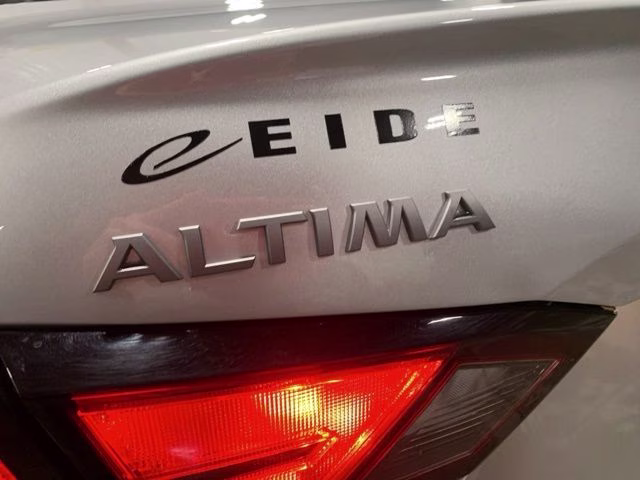 2024 Brilliant Silver Metallic Nissan Altima 2.5 SV FWD Sedan