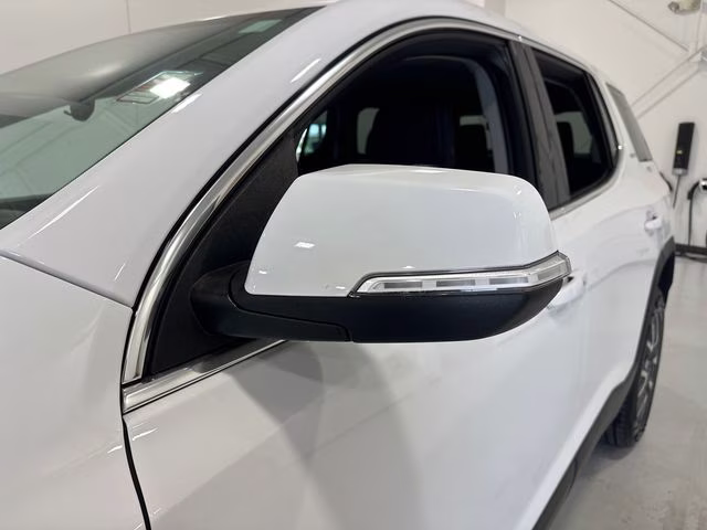 2023 Summit White GMC Acadia SLE FWD SUV