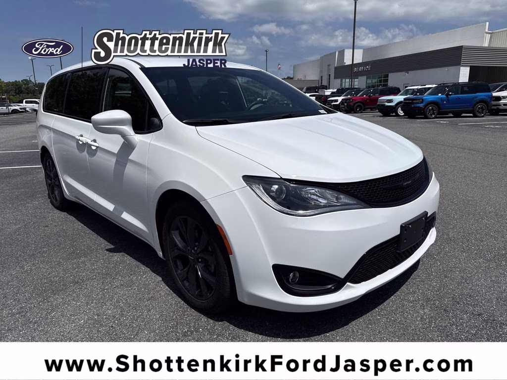 2018 Chrysler Pacifica Touring Plus's photo