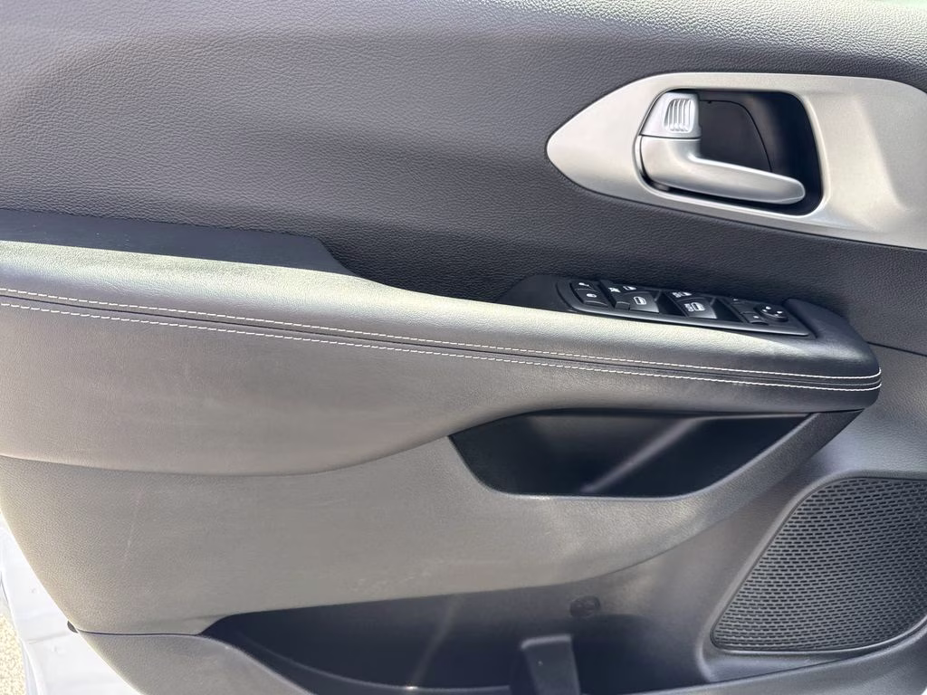 2018 Bright White Clearcoat Chrysler Pacifica Touring Plus FWD Van