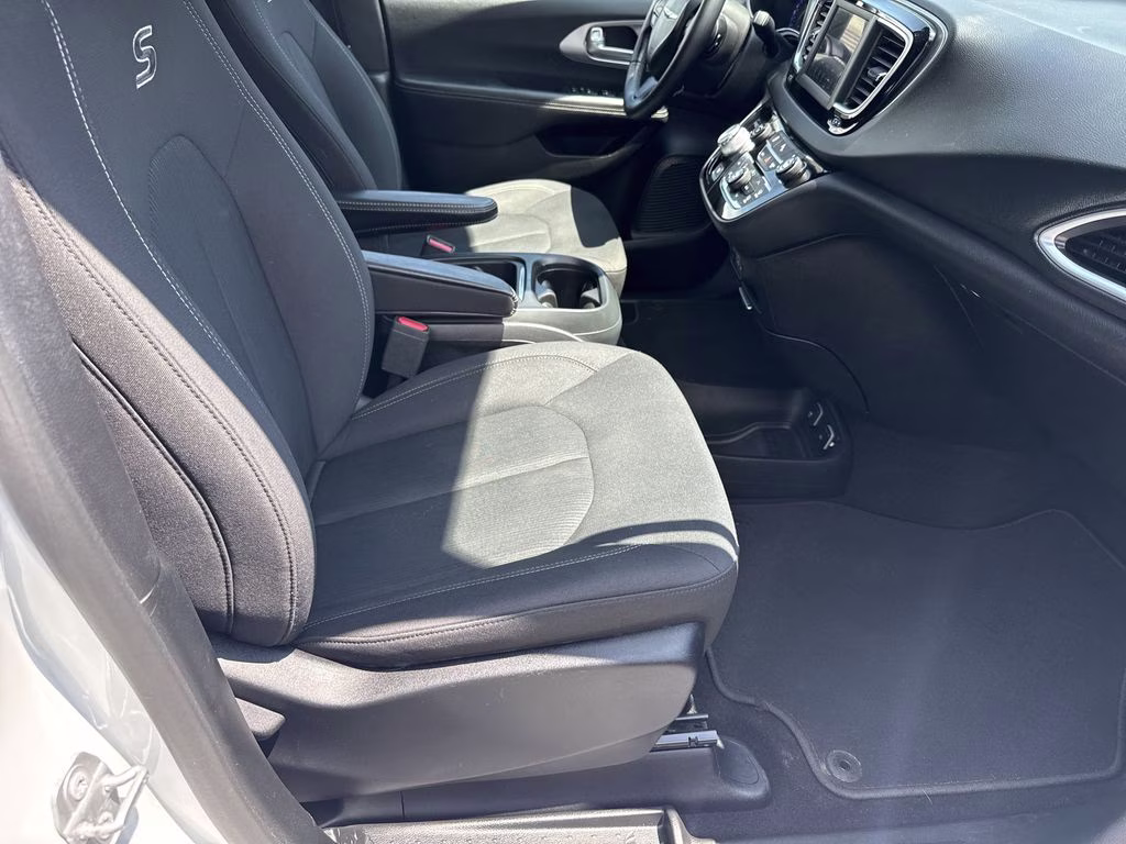 2018 Bright White Clearcoat Chrysler Pacifica Touring Plus FWD Van