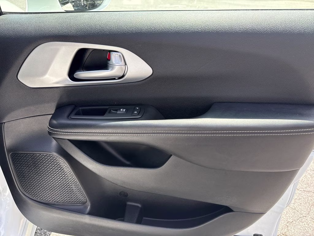 2018 Bright White Clearcoat Chrysler Pacifica Touring Plus FWD Van