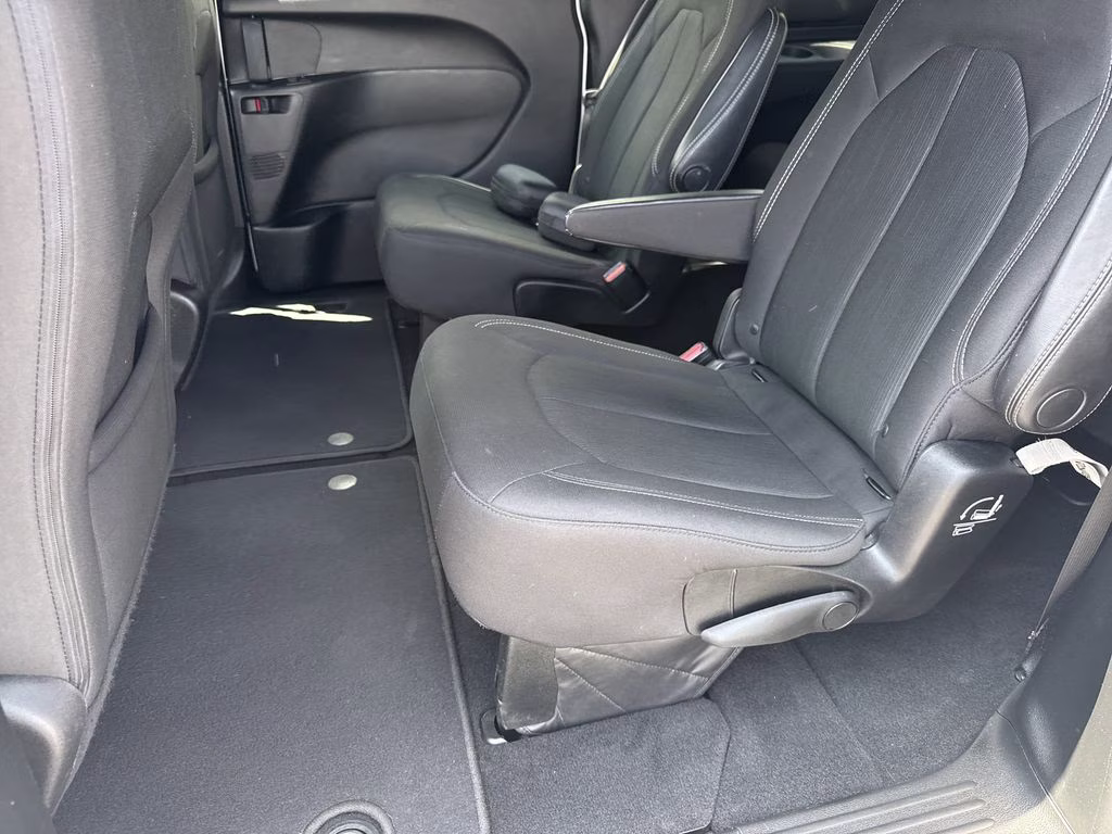 2018 Bright White Clearcoat Chrysler Pacifica Touring Plus FWD Van