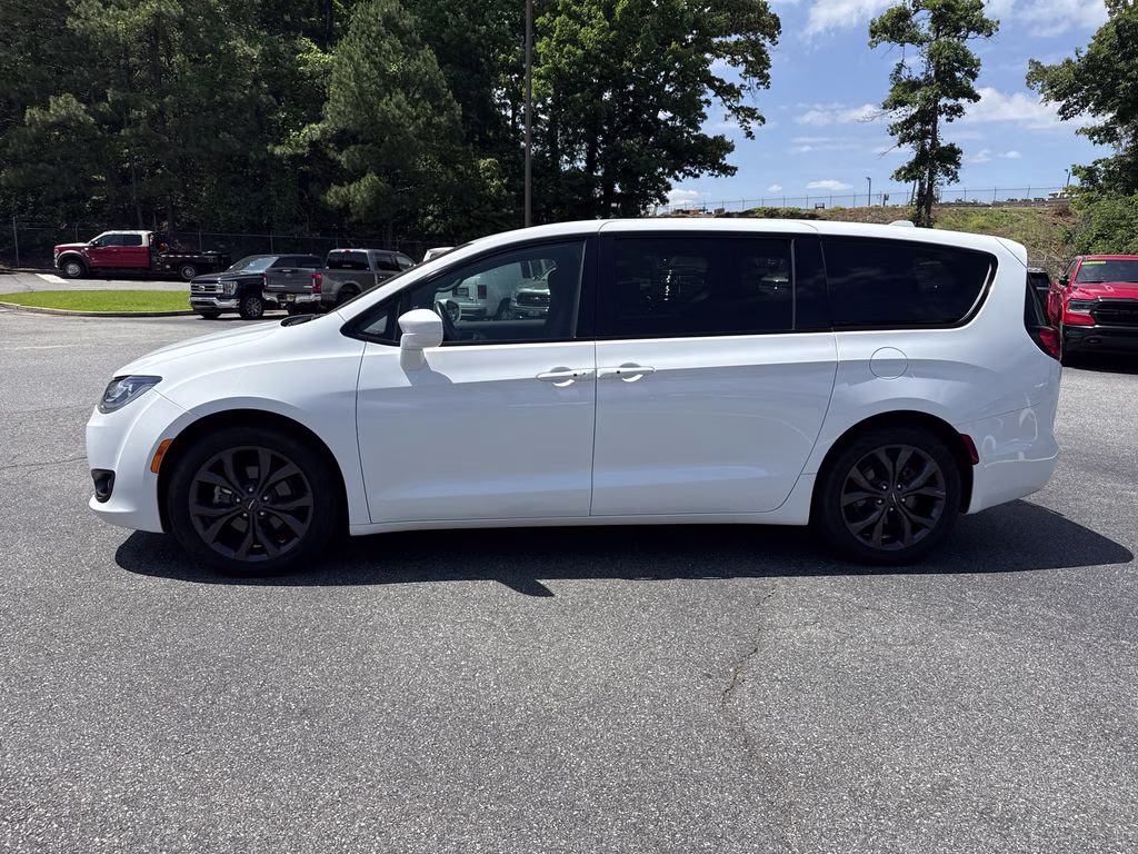 2018 Bright White Clearcoat Chrysler Pacifica Touring Plus FWD Van