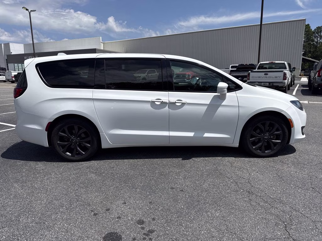 2018 Bright White Clearcoat Chrysler Pacifica Touring Plus FWD Van