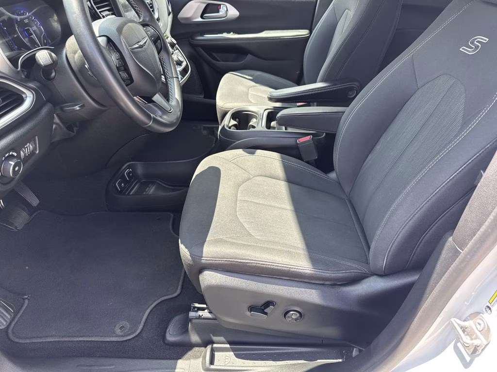 2018 Bright White Clearcoat Chrysler Pacifica Touring Plus FWD Van