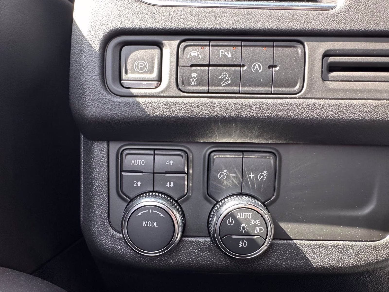 2023 Summit White GMC Yukon 4WD 4dr AT4 4X4 SUV