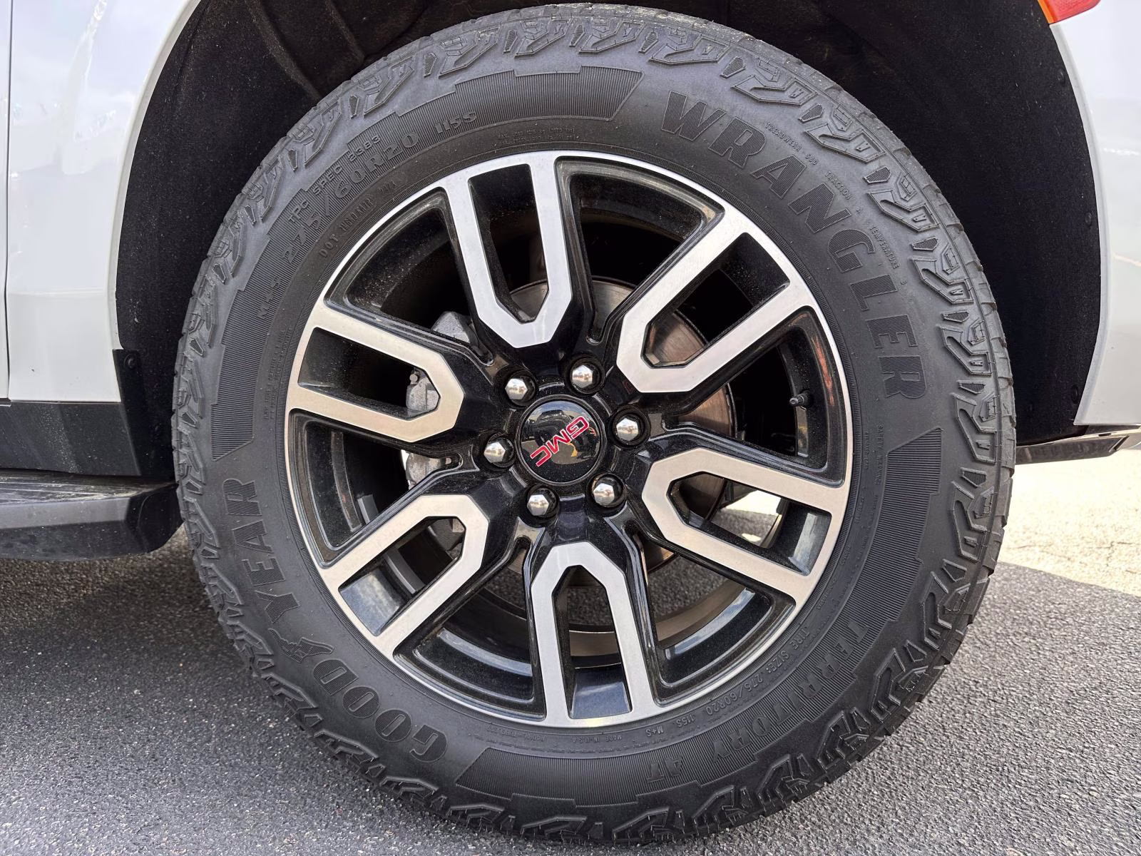2023 Summit White GMC Yukon 4WD 4dr AT4 4X4 SUV