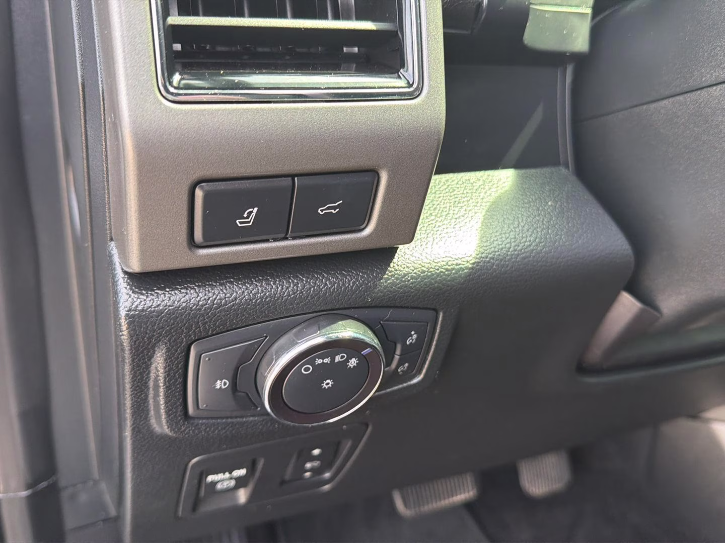 2019 Ingot Silver Ford Expedition XLT 4X4 SUV