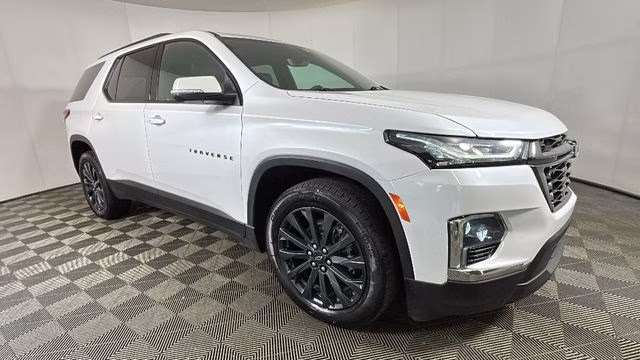 2022 Iridescent Pearl Tricoat Chevrolet Traverse RS AWD SUV