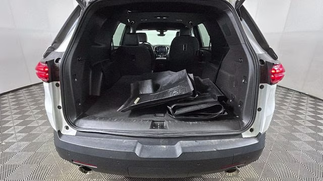 2022 Iridescent Pearl Tricoat Chevrolet Traverse RS AWD SUV
