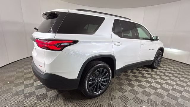 2022 Iridescent Pearl Tricoat Chevrolet Traverse RS AWD SUV