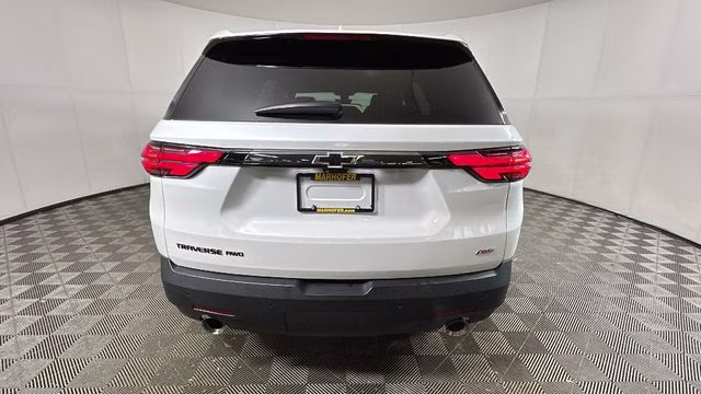 2022 Iridescent Pearl Tricoat Chevrolet Traverse RS AWD SUV