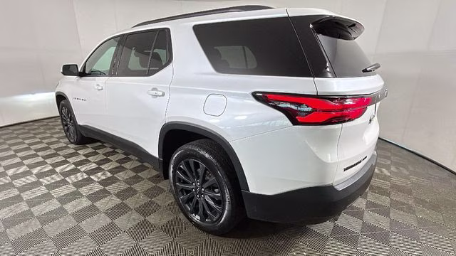 2022 Iridescent Pearl Tricoat Chevrolet Traverse RS AWD SUV