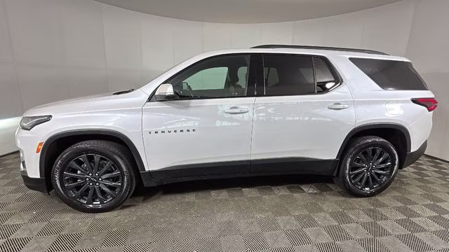 2022 Iridescent Pearl Tricoat Chevrolet Traverse RS AWD SUV