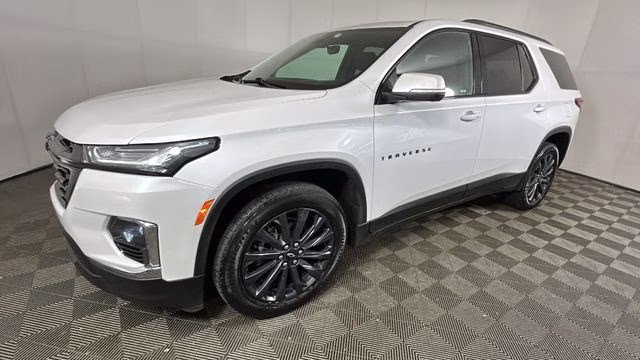 2022 Iridescent Pearl Tricoat Chevrolet Traverse RS AWD SUV