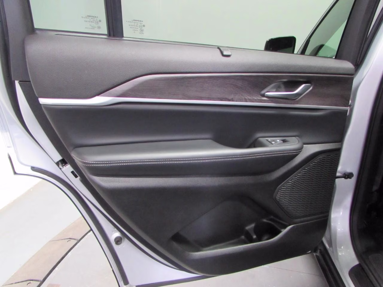 2024 Silver Zynith Jeep Grand Cherokee L Limited 4X4 SUV