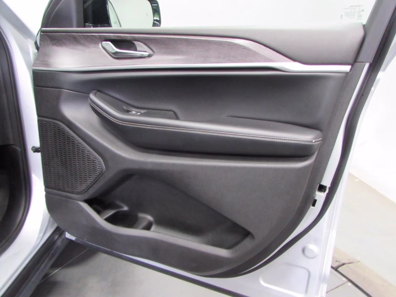 2024 Silver Zynith Jeep Grand Cherokee L Limited 4X4 SUV