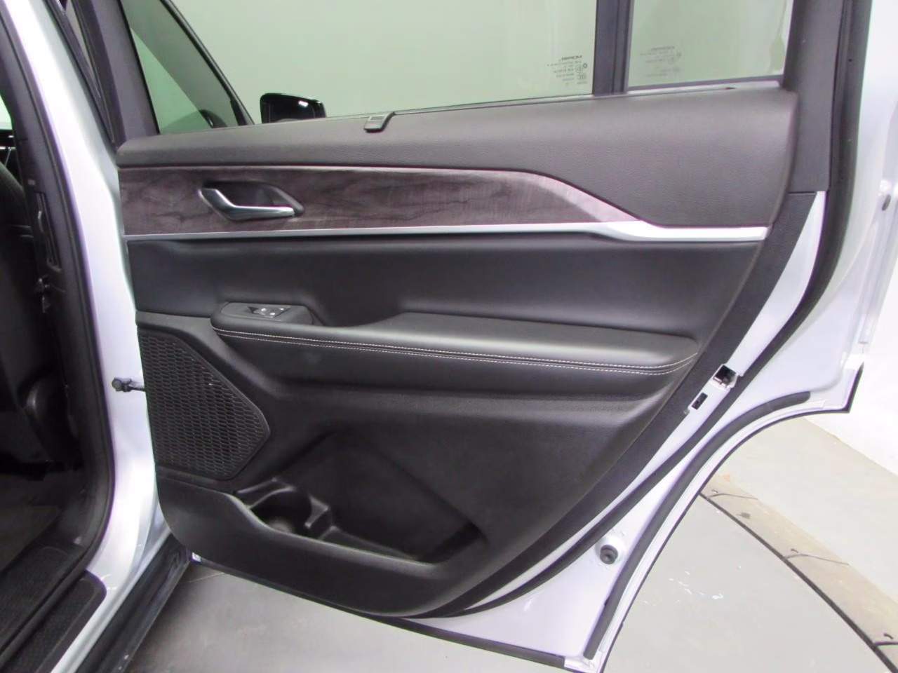 2024 Silver Zynith Jeep Grand Cherokee L Limited 4X4 SUV
