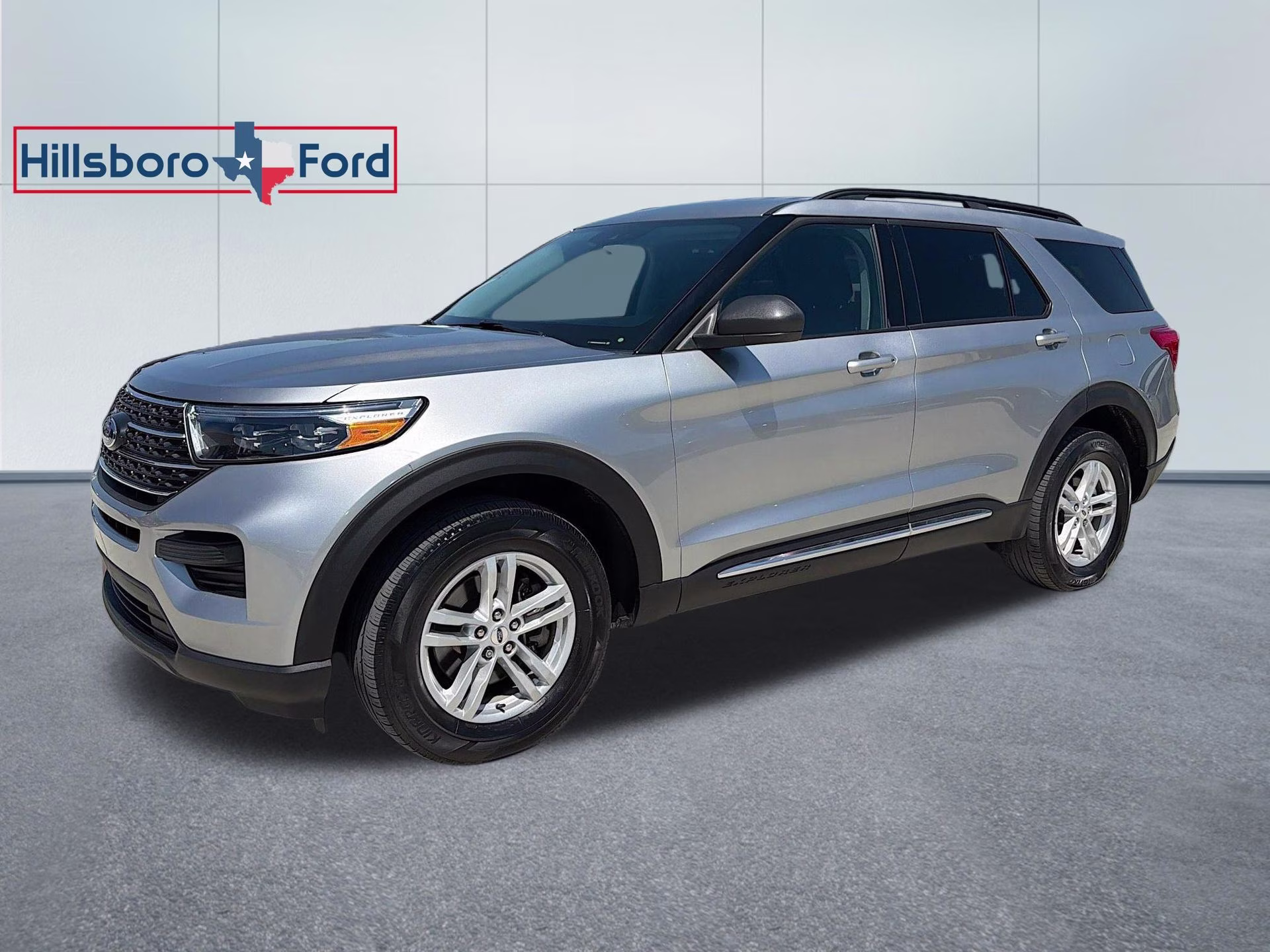 2024 Iconic Silver Metallic Ford Explorer XLT 4X4 SUV