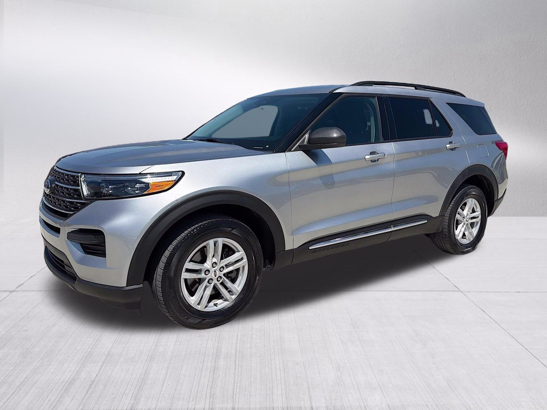 2024 Iconic Silver Metallic Ford Explorer XLT 4X4 SUV