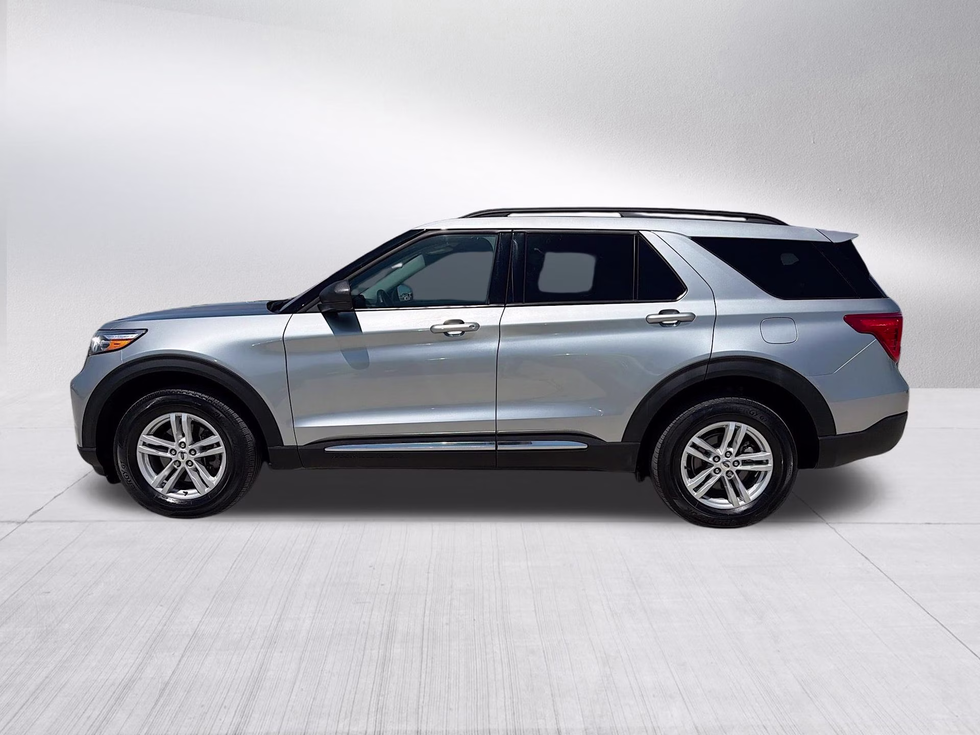 2024 Iconic Silver Metallic Ford Explorer XLT 4X4 SUV